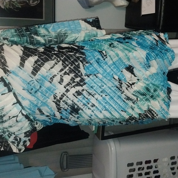 Textured top with 3/4 length sleeves - Picture 3 of 4